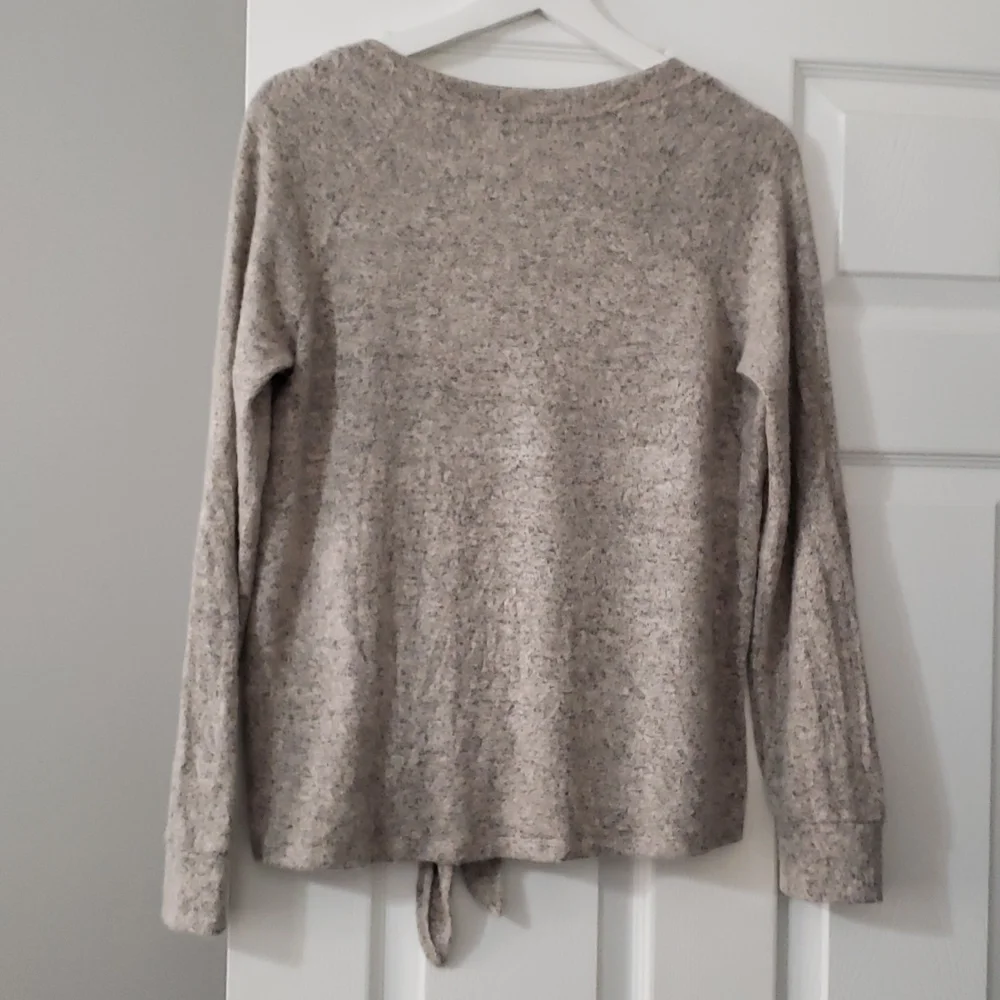 Sweater with knot tie in front - Picture 4 of 4